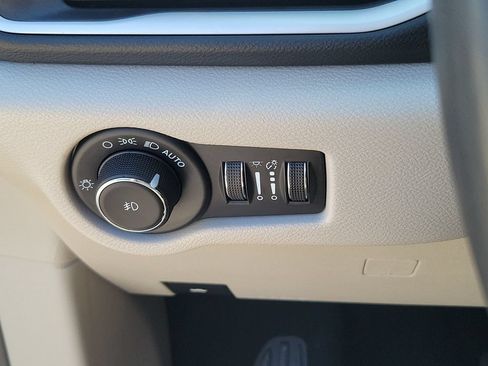 Used 2023 Chrysler Pacifica Touring-L FWD image 20