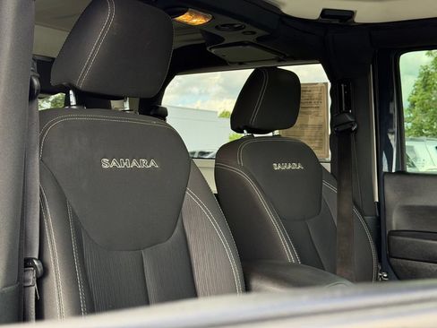 Used 2018 Jeep Wrangler Sahara w/ Connectivity Group AWD/4WD image 33