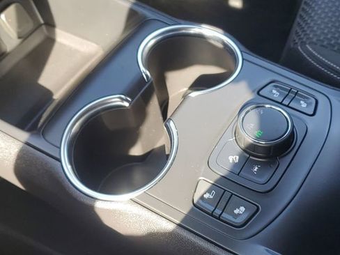 Used 2024 GMC Terrain SLE w/ Driver Convenience Package image 23