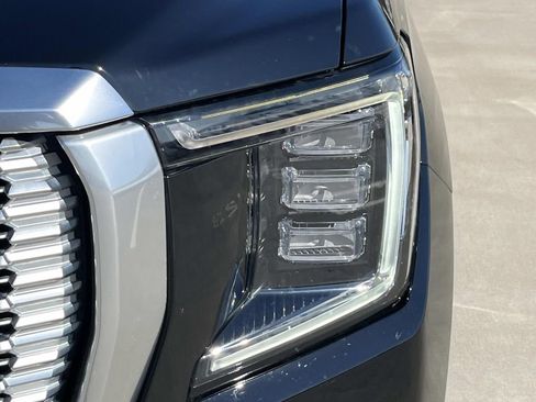 Used 2021 GMC Yukon XL Denali w/ Denali Premium Package image 9