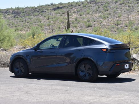 Used 2026 Tesla Model Y AWD image 5