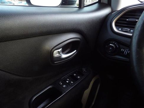 Used 2015 Jeep Renegade Limited image 22