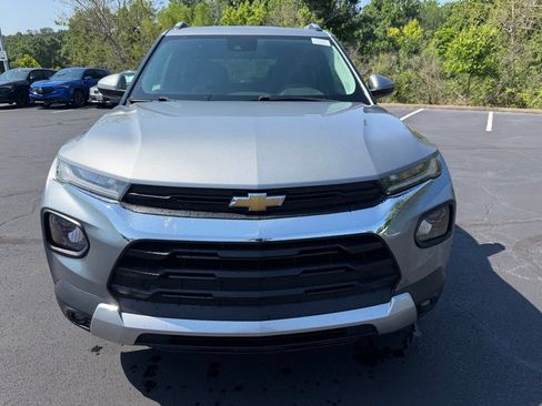 Used 2023 Chevrolet TrailBlazer LT FWD image 2