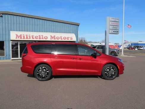 New 2026 Chrysler Pacifica Select image 1