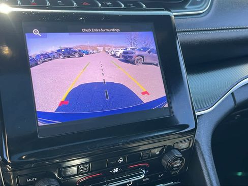 Used 2025 Jeep Grand Cherokee Altitude image 18