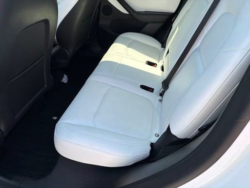 Used 2022 Tesla Model Y Performance AWD/4WD image 9