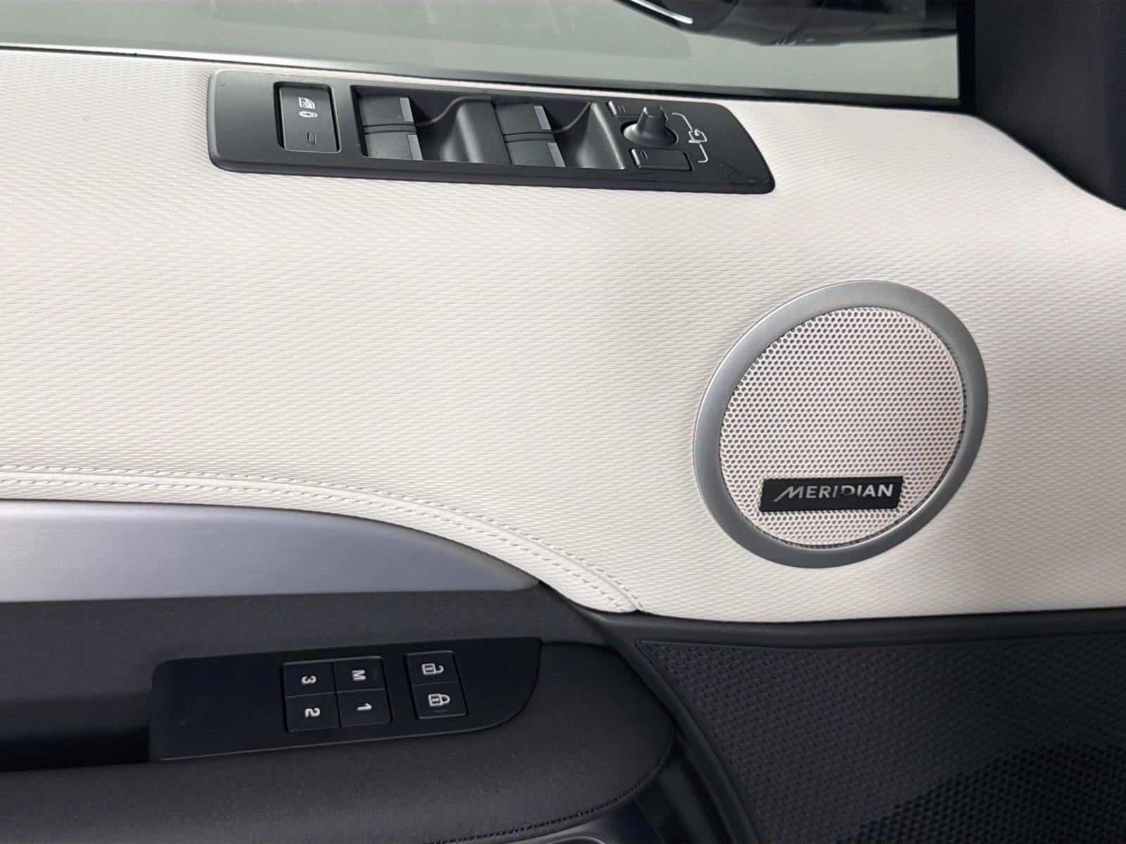 Certified 2026 Land Rover Discovery Dynamic SE AWD/4WD image 17