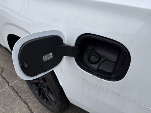 New 2026 GMC Yukon XL Denali w/ Sun & Power Step Package image 10