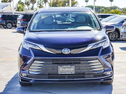 Used 2023 Toyota Sienna Limited image 2