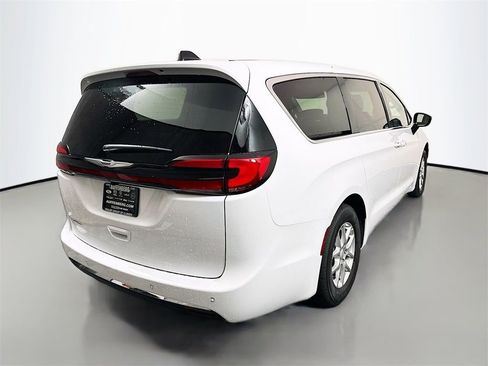 New 2026 Chrysler Pacifica Select image 7