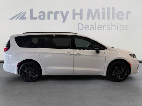 New 2026 Chrysler Pacifica Select image 6
