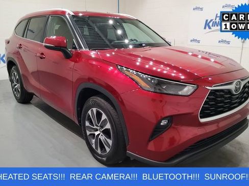 Used 2023 Toyota Highlander XLE FWD image 2