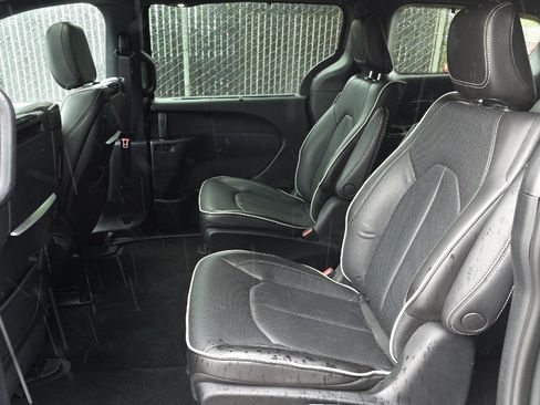 Used 2023 Chrysler Pacifica Limited w/ Uconnect Theater Family Group image 10