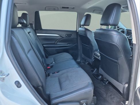 Used 2018 Toyota Highlander Plus FWD image 18