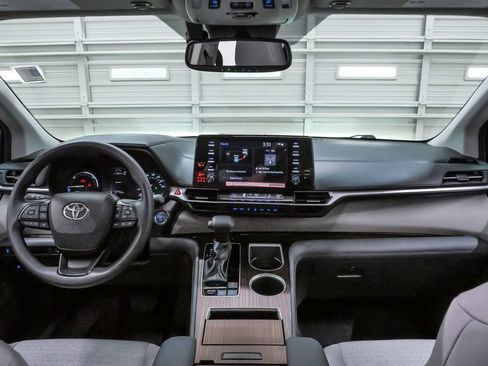 Used 2024 Toyota Sienna LE w/ LE Plus Package FWD image 16