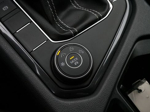 Certified 2024 Volkswagen Tiguan SE R-Line image 28