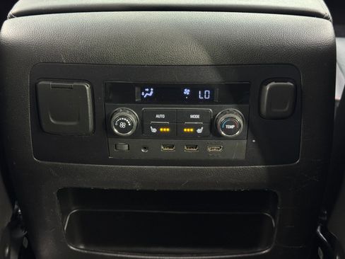 Used 2017 GMC Yukon XL SLT w/ Premium Edition image 35