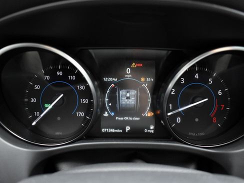 Used 2018 Jaguar F-PACE R-Sport image 17