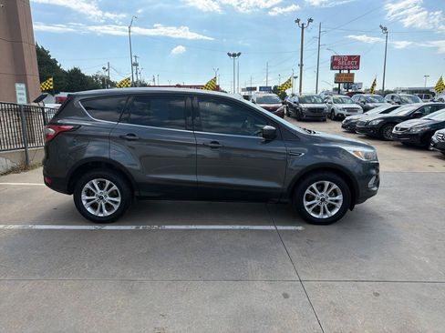 Used 2017 Ford Escape SE FWD image 4