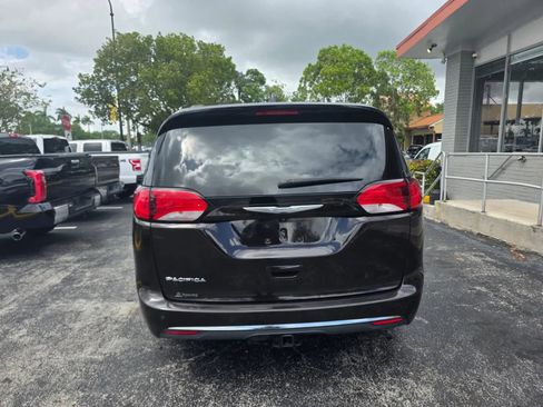 Used 2017 Chrysler Pacifica Touring-L FWD image 6