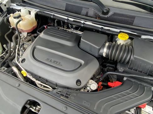 Used 2022 Chrysler Voyager LX FWD image 12