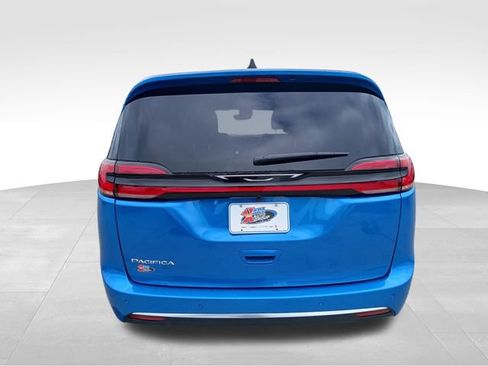 New 2027 Chrysler Pacifica Select FWD image 4