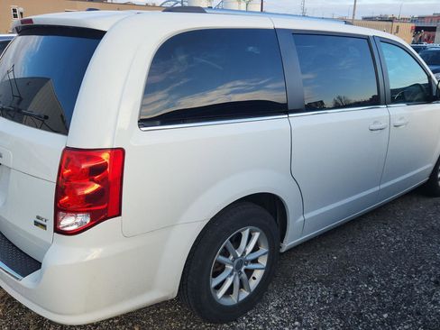 Used 2019 Dodge Grand Caravan SXT image 4