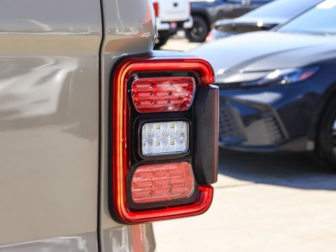 Used 2022 Jeep Gladiator Sport AWD/4WD image 13