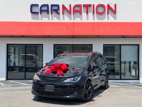 Used 2020 Chrysler Pacifica Touring-L w/ S Appearance Package FWD image 2