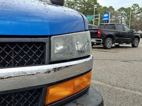 Used 2018 Chevrolet Express 2500 w/ Driver Convenience Package image 10