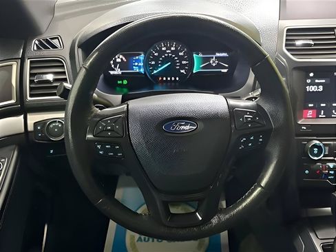 Used 2017 Ford Explorer XLT w/ Equipment Group 202A AWD/4WD image 15