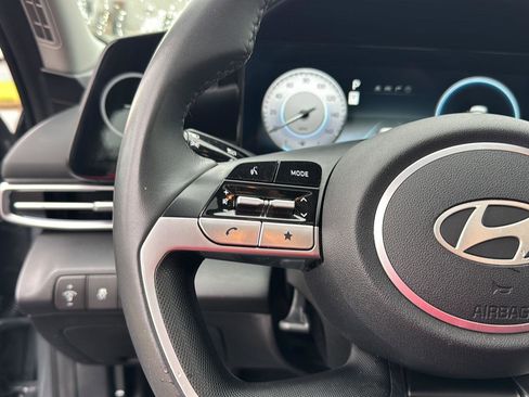Used 2024 Hyundai Elantra Limited image 18