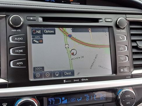 Used 2019 Toyota Highlander XLE image 18