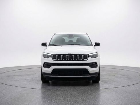 Used 2025 Jeep Compass Latitude image 2