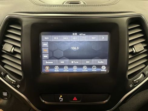 Used 2019 Jeep Cherokee Latitude Plus w/ Comfort/Convenience Group AWD/4WD image 16