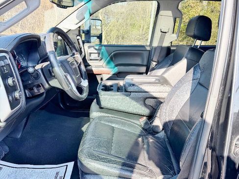 Used 2019 GMC Sierra 2500 SLT w/ Duramax Plus Package AWD/4WD image 10