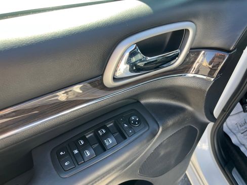 Used 2018 Jeep Grand Cherokee Overland image 14
