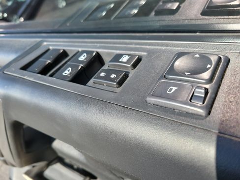 Used 2013 Nissan Titan SV w/ SV Value Truck Pkg image 7