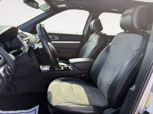 Used 2017 Ford Explorer XLT w/ Equipment Group 202A AWD/4WD image 9