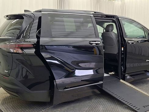 Used 2026 Toyota Sienna XLE FWD image 4