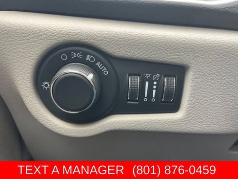 Used 2022 Chrysler Voyager LX FWD image 25