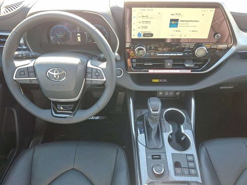 New 2026 Toyota Highlander Platinum AWD/4WD image 10