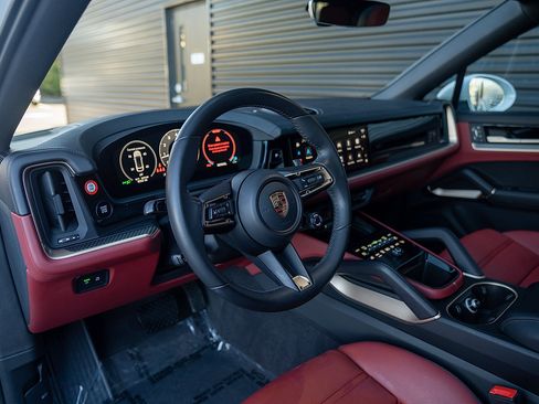 Certified 2025 Porsche Cayenne GTS AWD/4WD image 4
