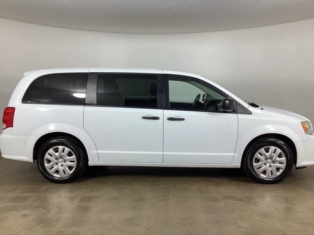 Used 2019 Dodge Grand Caravan SE w/ UConnect Hands-Free Group FWD image 4