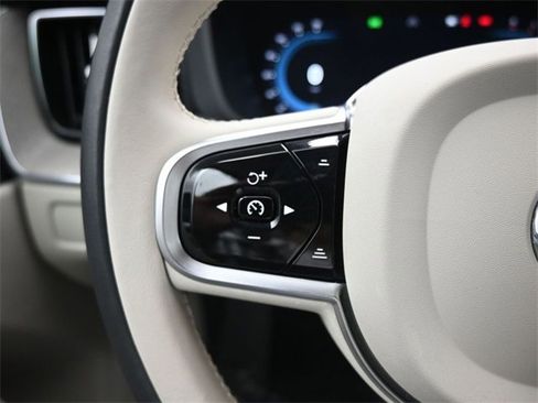 Used 2023 Volvo XC60 B5 Plus image 23
