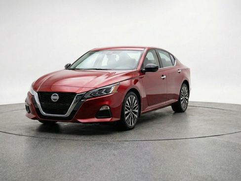 Used 2025 Nissan Altima 2.5 SV image 2