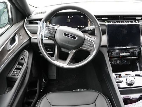 New 2025 Jeep Grand Cherokee Limited image 13
