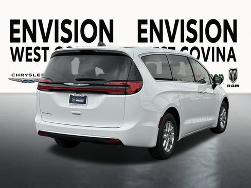 New 2026 Chrysler Pacifica Select image 11