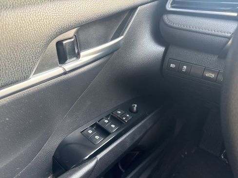 Used 2018 Toyota Camry LE image 18