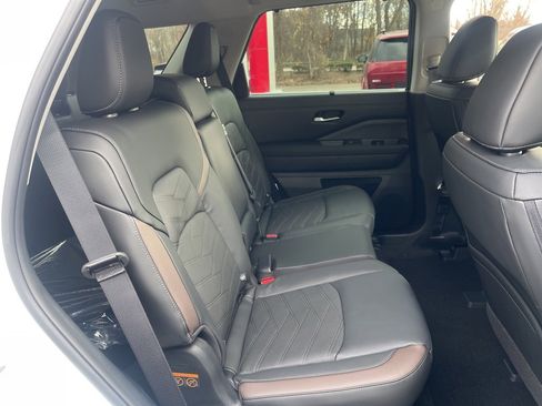 New 2025 Nissan Pathfinder Platinum image 24